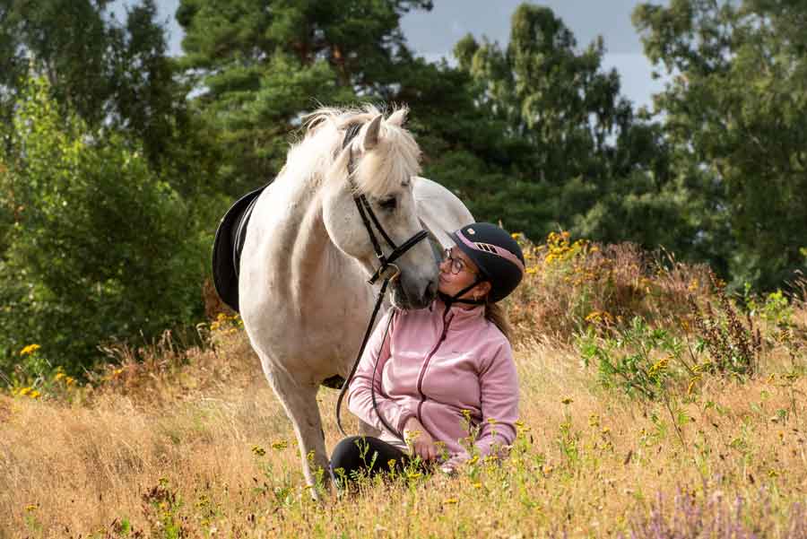 Frau mit Islandpferd