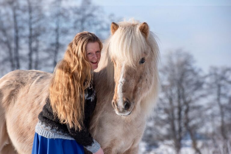 Frau mit Islandpferd