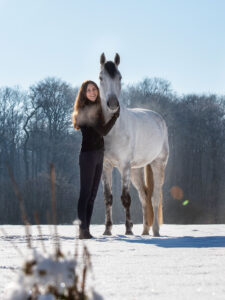 Frau mit weißem Pferd