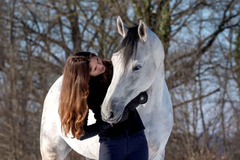 Frau mit einem weißen Pferd